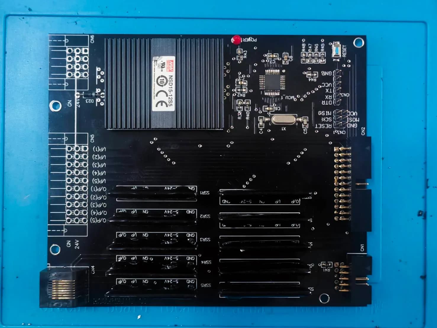 บอร์ดแยกสัญญาณ I/O ต้นแบบบนพื้นสีขาว