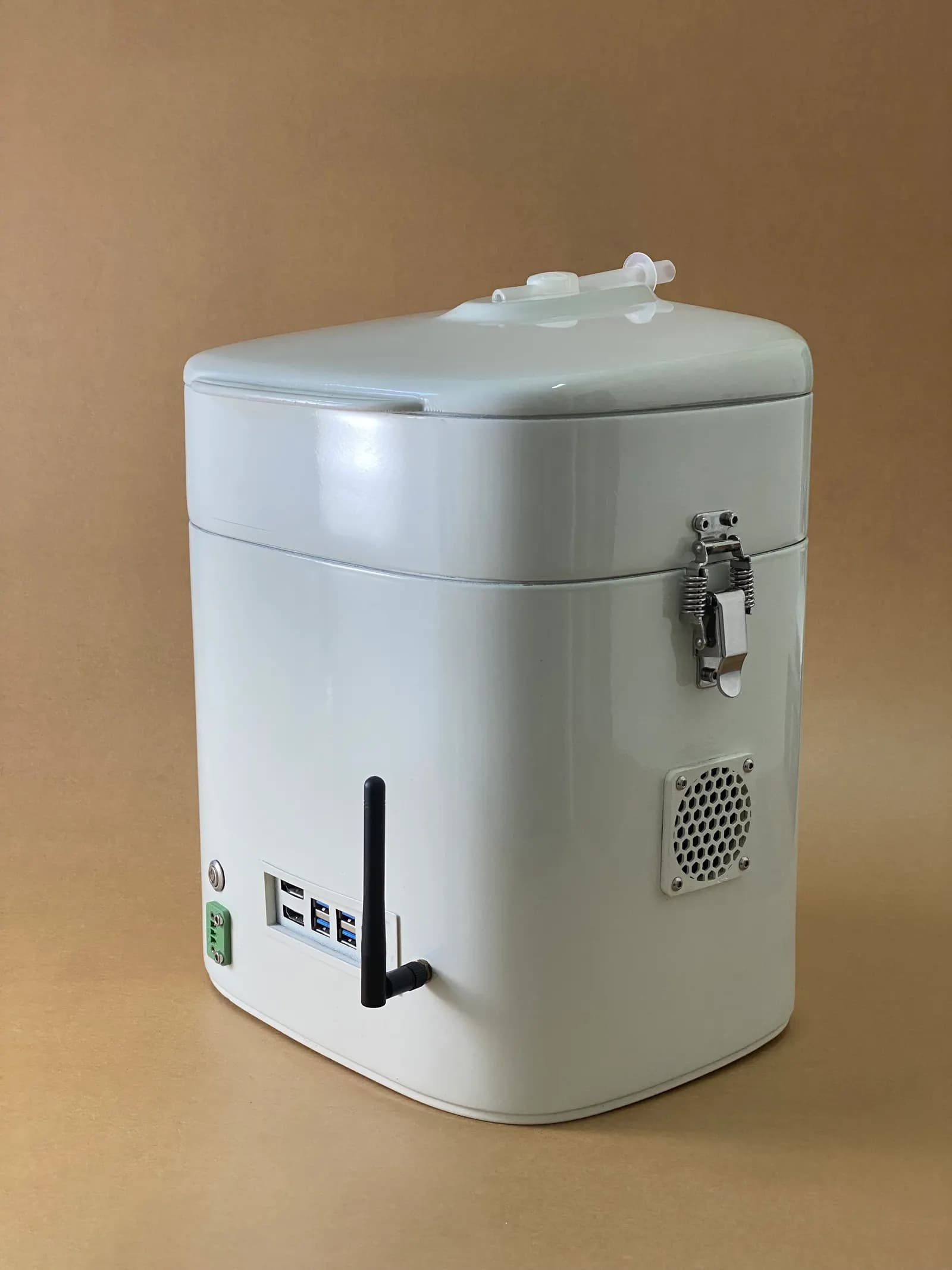 ภาพประกอบเคส ซอฟต์แวร์ AI จำแนกรูปแบบสาร VOC จากลมหายใจ พร้อมกล่อง Gas Sensor ต้นแบบ สำหรับงานวิจัยของหน่วยงานรัฐด้านสิ่งแวดล้อมในไทย