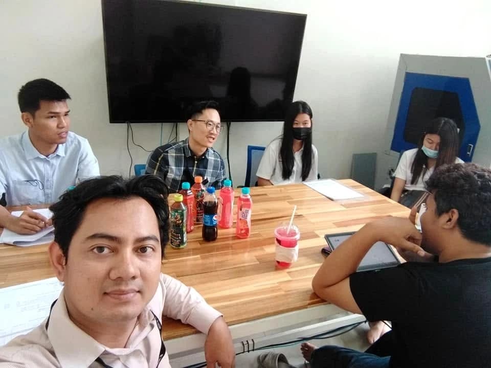 Peserta bertukar pengetahuan di meja rapat