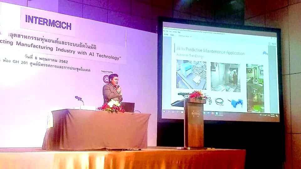Pembicara mempresentasikan AI manufaktur di INTERMACH